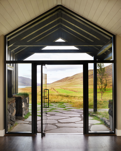 Three seasons. Three ways to meet the wild side of Iceland. Winter brings the aurora. Spring lights